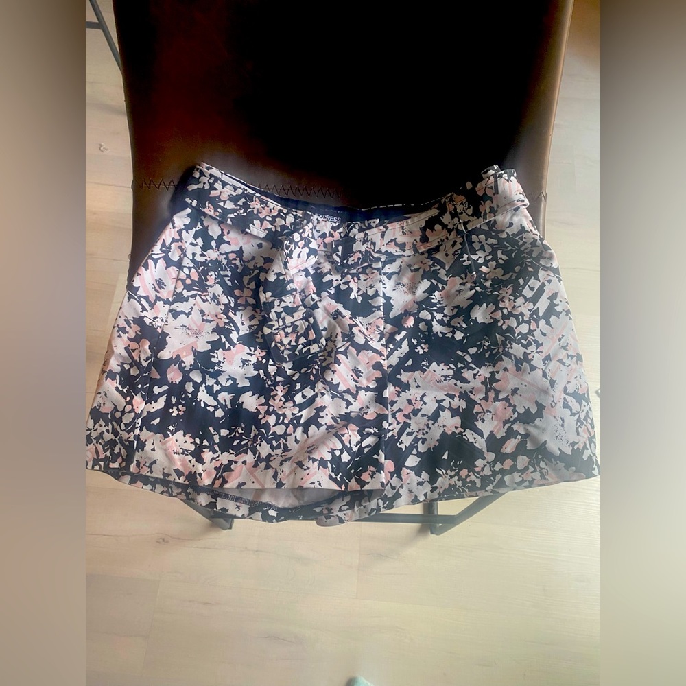 Express Shortie High Rise Floral Shorts with Belt Size 8 Black Pink Boho